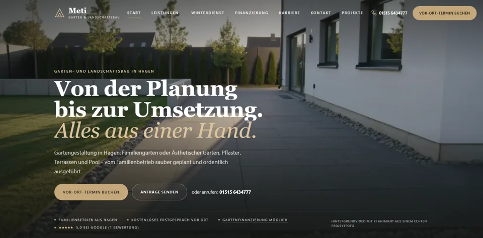 Startseite der Webseite von Meti Garten und Landschaftsbau aus Hagen: Terrasse aus großen Platten neben Rasen an einem modernen Haus, Überschrift „Von der Planung bis zur Umsetzung“, umgesetzt von Startpilot Marketing